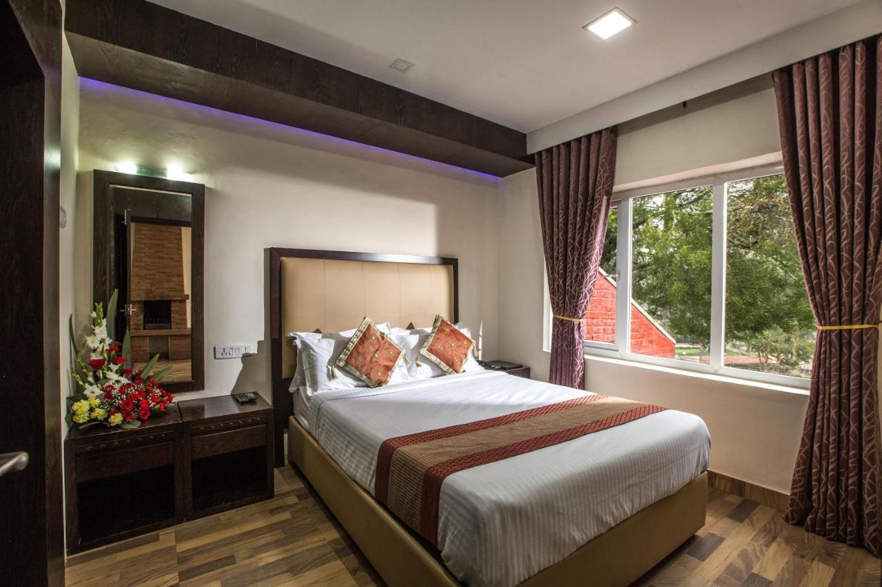Hotel Lakeview Уті Екстер'єр фото