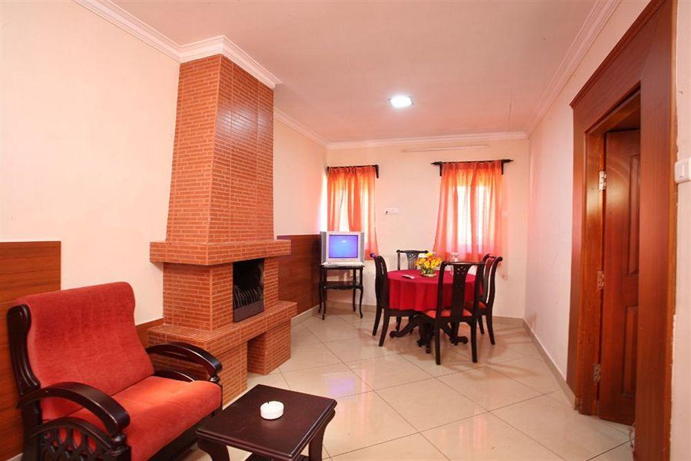 Hotel Lakeview Уті Екстер'єр фото