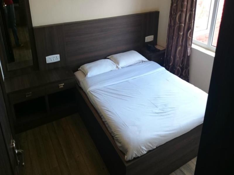Hotel Lakeview Уті Екстер'єр фото